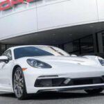 Es cierto que el Porsche 718 ofrece un habitáculo de calidad, gran fiabilidad y conducción sublime. Pero dentro del segmento, muchos lo consideran un “hermano pequeño” del 911 que no termina de justificar su coste. Un deportivo divertido, pero con menos prestigio del que pretende.