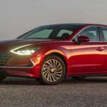 El Sonata sorprendió con un diseño arriesgado y tecnológico, inspirado incluso en marcas de lujo como Aston Martin. Su interior, con pantallas digitales enormes, es uno de sus puntos fuertes. El problema es que, en la práctica, carece de deportividad y dinamismo en la conducción, algo que muchos conductores buscan en este segmento. Incluso con la versión híbrida de techo solar, no logra posicionarse como líder.