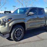 La Tacoma TRD Sport equipa un V6 de 3.5L con 278 hp, ofreciendo un estilo deportivo y mejor manejo en ciudad. Su confiabilidad legendaria de Toyota y la facilidad de conducción diaria la convierten en una opción perfecta para principiantes que valoran durabilidad y diseño atractivo.
