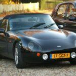 El TVR Griffith 500, con su V8 potente y construcción ligera, ofrece una experiencia de conducción cruda y visceral. Este deportivo británico es ideal para quienes buscan sensaciones puras y un estilo que desafía a los estándares convencionales.