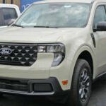 La Ford Maverick XL redefine lo que una pickup compacta puede ofrecer. Su versión híbrida alcanza 42 mpg en ciudad y su diseño de caja maximiza la utilidad. El interior incorpora una pantalla táctil de 13,2 pulgadas con CarPlay y Android Auto, todo a partir de 28.000 $, combinando modernidad con funcionalidad.