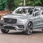 El Volvo XC90 Recharge es un SUV de lujo con gran confort y seguridad, pero su alto precio y el inminente reemplazo por nuevas generaciones eléctricas le han restado atractivo. Muchos compradores optan por esperar a la nueva gama EX90 totalmente eléctrica en lugar de invertir en este híbrido enchufable.