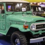 El Toyota Land Cruiser FJ40 fue el resultado directo de la influencia de Jeep en Japón durante la posguerra. El ejército estadounidense pidió un vehículo similar al Willys y Toyota respondió con el BJ, que luego evolucionó en el icónico FJ40.
A lo largo de los años, el Land Cruiser ganó fama mundial por su durabilidad, conquistando mercados en Asia, África y Sudamérica. Hoy es uno de los 4x4 clásicos más cotizados, demostrando que copiar a Jeep no fue una mala idea, sino la base de una leyenda.