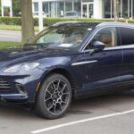 El Aston Martin DBX apuesta por el equilibrio entre la elegancia británica y el rendimiento. Su V8 biturbo de 542 caballos le permite acelerar de 0 a 100 km/h en 4,3 segundos, siempre con una respuesta refinada y progresiva.
El interior, con cuero artesanal y acabados de primera, convierte cada trayecto en una experiencia de lujo, mientras que su chasis afinado ofrece una conducción ágil sin renunciar al confort en viajes largos.