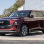 La versión más refinada del Armada, el Infiniti QX80 2025, combina lujo con músculo. También alcanza 8.500 libras de arrastre, pero lo hace con un interior de cuero premium, tecnología avanzada y control de balanceo de remolque para mayor estabilidad. Es la respuesta para quienes quieren un SUV capaz de remolcar como un gigante, pero con la elegancia propia de un modelo de alta gama.