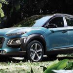 El Hyundai Kona parecía ser la opción confiable en el segmento de SUV compactos, pero algunos años, como 2018 y 2021, están plagados de fallos graves. Los motores presentan ruidos anormales, calados y hasta roturas completas por defectos de fábrica.
Incluso los problemas eléctricos son frecuentes, lo que suma más incertidumbre para quien busque un coche económico y sin dolores de cabeza.