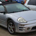 Gracias a 2 Fast 2 Furious, el Mitsubishi Eclipse Spyder parecía tener estrella, pero la realidad era distinta. Pesado y con tracción delantera, carecía del espíritu auténtico de un roadster. La suspensión blanda lo convertía más en un descapotable cómodo que en un deportivo divertido, decepcionando a los conductores más exigentes.