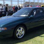 El Subaru SVX, diseñado por Giorgetto Giugiaro, combinaba tracción total con un diseño futurista de ventanas “dentro de otra ventana” y un motor bóxer de 3.3 litros con 230 hp. Sin embargo, su transmisión automática de 4 velocidades y estética poco convencional limitaron su éxito comercial. Hoy, es recordado como un deportivo extraño pero visionario.