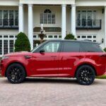 El Range Rover Sport ofrece un chasis deportivo y suspensión optimizada para curvas, manteniendo la capacidad todoterreno típica de la marca. Su versión MHEV de seis cilindros en línea y 355 hp logra un consumo de 21 mpg en ciudad y 22 mpg en carretera. Con acabados interiores impecables y un exterior elegante, este SUV combina lujo y deportividad. Su precio, desde $83,700, refleja la calidad y versatilidad que ofrece, siendo ideal para conductores que buscan confort premium y rendimiento sólido en carretera y fuera de ella.