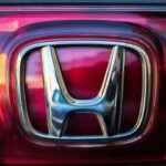 Honda mantiene una producción cercana a los 3,7 millones de vehículos al año. Reconocida por sus coches prácticos y eficientes, la marca japonesa sigue captando a familias y usuarios urbanos. Aunque su transición hacia vehículos eléctricos es más gradual, la reputación de Honda en durabilidad y fiabilidad sigue siendo su mayor ventaja competitiva en todo el mundo.