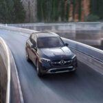 El GLC SUV sigue siendo un favorito del público gracias a su combinación de diseño, espacio y funcionalidad. La última versión ofrece líneas más musculosas, una parrilla rediseñada y luces más delgadas que le dan un aire moderno y sofisticado. Es la opción “sensata pero estilosa”, ideal para quienes buscan un SUV premium con presencia sin caer en extravagancias innecesarias.