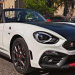 El 124 Spider nació sobre la base del Mazda MX-5, pero recibió un diseño 100 % italiano que le da carácter propio. Con curvas suaves y un frontal diferenciado, es un descapotable ligero, ágil y muy divertido de conducir. Además, incorpora un motor turbo que le da un extra de picante, todo ello con un aire exótico que hace olvidar que lleva un emblema Fiat en el capó.