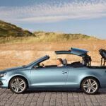El descapotable Volkswagen Eos, descontinuado en 2015, es uno de los peores convertibles usados que se pueden comprar. Los problemas más habituales están en el mecanismo de la capota y los elevalunas eléctricos, que suelen fallar y suponen reparaciones costosas. A ello se suman incidencias en la suspensión, lo que lo convierte en un coche bonito a la vista, pero poco recomendable para el bolsillo.