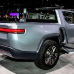 El Rivian R1T fue recibido como una revolución en el segmento de las pick-ups eléctricas, pero los problemas de software y la escasa infraestructura de servicio postventa han empañado su reputación. Aunque sus capacidades todoterreno son notables, los fallos técnicos recurrentes generan más dolores de cabeza que satisfacciones. Una apuesta arriesgada para quienes buscan tranquilidad.
