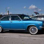 El Talbot Tagora nació entre 1980 y 1983 como berlina ejecutiva bajo el paraguas de PSA tras la compra de Chrysler Europa. Aunque contaba con una ingeniería sólida y espacio interior generoso, su diseño poco atractivo y el escaso interés del público lo condenaron al olvido. Se fabricaron menos de 20.000 unidades, lo que lo convierte hoy en un clásico raro y difícil de encontrar.