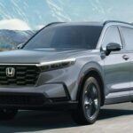 El Honda CR-V es otro SUV compacto que se destaca por su comodidad y facilidad de manejo, dos aspectos esenciales para los conductores mayores. Su posición de conducción elevada mejora significativamente la visibilidad, mientras que el espacio interior es amplio, especialmente en los asientos traseros y el área de carga. Esto lo hace ideal para realizar compras o viajar con familiares y amigos.

Además, el Honda Sensing, un paquete de tecnología de seguridad que incluye frenado con mitigación de colisión y avisos de salida de carril, proporciona mayor seguridad en la carretera. Su dirección ligera facilita la maniobrabilidad, lo que lo convierte en una opción atractiva para quienes necesitan un vehículo fácil de manejar en entornos urbanos.