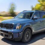 El Kia Telluride es un SUV mediano con tres filas de asientos que ha ganado múltiples premios y ha sido considerado uno de los mejores SUV del año en su categoría. Con un motor V6 de 291 caballos, el Telluride es potente, pero también eficiente, con un consumo de hasta 20 mpg combinado. Además, su amplia gama de características de seguridad, como el frenado automático de emergencia y el mantenimiento de carril, lo convierte en una opción ideal para familias.

Este SUV no solo se destaca por su tamaño y confort, sino también por su diseño interior, que incluye una pantalla de infoentretenimiento de 12.3 pulgadas y climatización automática de doble zona. A pesar de su tamaño, el Telluride ofrece una experiencia de conducción cómoda y refinada, siendo una opción ideal para aquellos que buscan un SUV familiar espacioso y bien equipado.
