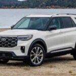 Precio de venta sugerido por el fabricante a partir de 2025: $41,745

El Ford Explorer es una opción excelente para aquellos que necesitan versatilidad y espacio de carga. Su diseño permite plegar la tercera fila de asientos, lo que aumenta significativamente el espacio disponible para equipaje, ideal para viajes familiares con mucha carga.

Según Melanie Musson, experta automotriz, este SUV es perfecto para asistir a eventos deportivos o viajes largos. Además, destaca por su sistema de seguridad avanzado, que incluye características como control de estabilidad, cámaras de reversa y sensores de colisión, proporcionando tranquilidad a los padres al volante.