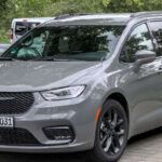 Vehículos como la Chrysler Pacifica eran sinónimo de practicidad familiar, pero hoy los SUV y crossovers ofrecen el mismo espacio con un diseño más atractivo. Este cambio de mentalidad ha hecho que las minivans pierdan relevancia y valor, con una depreciación que sorprende incluso a los propios concesionarios.