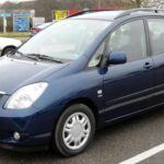El Toyota Verso era un MPV compacto que prometía ser la opción perfecta para las familias. Sin embargo, los conductores rápidamente notaron que, aunque práctico en teoría, el Verso tenía manejabilidad deficiente, un diseño aburrido y una comodidad limitada para viajes largos. Los conductores consideraron que, aunque cumplía con su función básica, no tenía nada emocionante que ofrecer y carecía de la esencia de los demás modelos de Toyota.