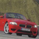 El BMW Z4 M Roadster es otro modelo que sigue una trayectoria similar a la de su hermano el Z3 M. Con solo 9,352 unidades fabricadas, el Z4 M Roadster se ha convertido en una pieza rara y deseada por los coleccionistas. Equipado con el motor S54 de seis cilindros en línea, el mismo que montaba el E46 M3, este roadster se mantiene como una de las opciones más divertidas de conducir.

Aunque el modelo Coupé tiene un precio más alto debido a su rareza, el Roadster ofrece una experiencia de conducción abierta que lo convierte en una opción igualmente atractiva. Con su diseño deportivo y la experiencia de conducción visceral, el Z4 M Roadster seguirá siendo un coche muy deseado con el tiempo, lo que promete una apreciación constante de su valor.