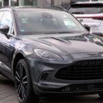 El Aston Martin DBX es el SUV de lujo de la famosa marca británica, y no es solo un SUV cómodo y lujoso, sino también uno que ofrece un manejo excepcional. Su motor V8 biturbo de 4.0 litros produce 542 caballos de fuerza, lo que le permite alcanzar los 100 km/h en tan solo 4.3 segundos. La dirección precisa y la maniobrabilidad ágil hacen que la conducción sea sumamente envolvente, casi como la de un deportivo. En el interior, el DBX destaca por su lujo, con materiales premium y tecnología avanzada. Para quienes buscan el equilibrio entre rendimiento deportivo y elegancia, el DBX es la elección perfecta.