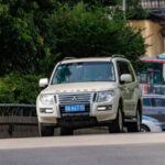 El legendario Mitsubishi Pajero conquistó el Dakar y miles de rutas off-road, pero su diseño envejecido y prestaciones ya desfasadas le han restado atractivo en el mercado. A esto se suman críticas por consumo elevado y emisiones, lo que hace que las compañías de alquiler, cada vez más enfocadas en la sostenibilidad, lo eviten sistemáticamente.