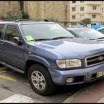 El Nissan Pathfinder es un SUV popular, pero muchos propietarios han experimentado problemas recurrentes con su transmisión continuamente variable (CVT). Las vibraciones extrañas y los cambios bruscos de marcha han sido reportados ampliamente, afectando gravemente el rendimiento del vehículo. En algunos casos, los propietarios se han visto obligados a reemplazar la transmisión, lo que supone un gasto inesperado. Además, el motor y el sistema de combustible también han mostrado fallos que contribuyen al creciente sentimiento de arrepentimiento entre los dueños de este modelo. A pesar de su reputación como un SUV familiar, el Pathfinder ha demostrado ser poco confiable y costoso de mantener.