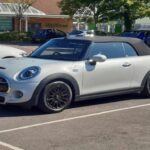 El Mini Cooper es sin duda un coche estiloso y divertido, pero comprar uno usado podría convertirse en un dolor de cabeza. A pesar de su modernización por parte de BMW, el Mini Cooper sigue teniendo problemas significativos con los sistemas de refrigeración. Estos problemas no solo afectan la fiabilidad del coche, sino que las reparaciones no son fáciles ni baratas debido a la complejidad de la ingeniería alemana en sus componentes. A esto se suman las frecuentes fugas de aceite y los elevados costos de mantenimiento, lo que convierte a este coche en un 