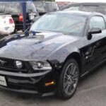 Si buscas un muscle car americano que resista la prueba del tiempo, el Ford Mustang GT 2013-2014 con el motor 5.0 Coyote V8 es una excelente opción. Potente, sencillo de mantener y con un eje sólido tradicional que maneja bien el abuso sin que te duela el bolsillo, este Mustang está diseñado para durar. Necesita cambios regulares de aceite y fluidos para las transmisiones, y sus piezas están fácilmente disponibles gracias a la enorme producción de estos modelos. Presta atención a los problemas del cambio MT82, escucha ruidos extraños al ralentí y revisa el diferencial trasero. Si te encargas del mantenimiento, disfrutarás de un V8 potente y fiable durante muchos kilómetros.