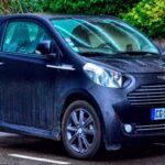 Aunque Aston Martin es sinónimo de lujo y potencia, la marca británica sorprendió al mundo con el Cygnet, un coche urbano que compartía muchas características con el Toyota iQ. El Cygnet tenía un motor de cuatro cilindros de 1.3 litros, pero estaba vestido con los lujos de Aston Martin, como una parrilla estilizada y un interior de cuero a medida. Aunque fue una apuesta fallida, el Cygnet se destacó como una curiosidad en el mercado, demostrando cómo Toyota puede influir en la fabricación de vehículos de lujo cuando se requiere un enfoque urbano y económico.