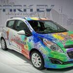 La Chevrolet Spark EV ofreció un rendimiento ágil y un enfoque económico para los conductores urbanos, pero su tecnología rápidamente quedó obsoleta. El principal inconveniente del Spark EV es que, a pesar de ser una opción asequible de segunda mano, los costos de mantenimiento se elevaron considerablemente con el tiempo. Las baterías son caras de reemplazar, y las piezas de repuesto son difíciles de conseguir debido a la producción limitada del vehículo. Además, su autonomía limitada y la falta de soporte de carga rápida afectaron su funcionalidad. A largo plazo, los costos de propiedad superaron las expectativas de ahorro de combustible.