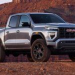 A pesar de ser una marca que ofrece una gama de vehículos más premium que Chevrolet, GMC también se enfrenta a varios problemas de fiabilidad. La GMC Canyon 2025, una camioneta pickup, ha sido especialmente criticada, recibiendo una puntuación de 15/100 en fiabilidad debido a problemas con los sistemas electrónicos y fallos en el sistema de infoentretenimiento.

Con una puntuación general de 33/100, GMC ocupa el tercer puesto en la lista de marcas menos fiables de 2025. Aunque sus vehículos más grandes, como las SUVs y las camionetas, siguen siendo populares, los problemas tecnológicos y mecánicos continúan siendo una preocupación para muchos compradores.