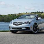 El Buick Cascada es un convertible mediano fabricado entre 2016 y 2019, que podría parecer atractivo debido a su precio asequible de segunda mano. Sin embargo, presenta varios inconvenientes que hacen que no sea la opción ideal para los jubilados.

Edmunds le da una calificación de 5.6 sobre 10, mencionando que es un vehículo pesado y subpotenciado, con manejo lento y falta de aceleración. A esto se le suma un bajo rendimiento de combustible de solo 24 MPG combinados, lo que podría resultar costoso a largo plazo. Además, su tecnología es anticuada, y sus controles de voz y ayudas para el conductor son limitados y frustrantes de usar, lo que puede afectar la comodidad de quienes buscan un manejo fácil y práctico.