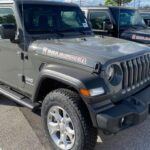 El Jeep Wrangler es una opción clásica para aquellos que disfrutan del off-road y la aventura. Su diseño robusto y sus capacidades todoterreno inigualables lo han convertido en el favorito de los aventureros. Pero lo que los mecánicos más aprecian de este vehículo es su mantenimiento sencillo y la disponibilidad de piezas de repuesto económicas.

A pesar de su exterior rudo, el Wrangler es sorprendentemente fácil de mantener. Esto lo convierte en una elección inteligente para aquellos que buscan un vehículo duradero y capaz de manejar los terrenos más difíciles sin complicaciones en el taller.