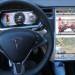 El Tesla Model S fue uno de los primeros en popularizar una pantalla táctil central grande que reemplazó los botones y controles tradicionales en el interior del vehículo. Este enfoque minimalista ha sido adoptado por otros fabricantes, como el Ford Mustang Mach-E 2021 y el Volvo XC40 Recharge 2021, que también incluyen pantallas táctiles prominentes.

Estas pantallas ofrecen una experiencia de usuario intuitiva, permitiendo a los conductores acceder fácilmente a navegación, entretenimiento y configuraciones del vehículo. La transición hacia los tableros digitales refleja la creciente demanda de interfaces impulsadas por la tecnología, donde la conectividad y la facilidad de uso son fundamentales para los consumidores actuales.