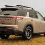 Problemas: Dirección, suspensión y conducción incómoda

El Nissan Pathfinder 2025 ha sido una opción popular para familias que buscan un vehículo más grande, pero los problemas recurrentes con la dirección y la suspensión están dejando a los propietarios frustrados. Las quejas más comunes incluyen fallos en los componentes de la dirección y ruidos en la suspensión. Estos problemas afectan negativamente la confiabilidad en viajes largos y pueden generar una conducción incómoda. En foros como Pathfinder Talk, los propietarios han reportado fallos en la asistencia de la dirección en curvas cerradas, lo que reduce la confianza del conductor. Si bien el modelo tiene buenas tecnologías, la fiabilidad mecánica sigue siendo un problema sin resolver.