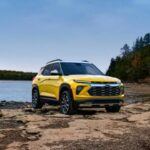 Precio de venta sugerido por el fabricante: $23,100

Aunque el Chevrolet Trailblazer tiene un nombre conocido, este modelo, que debutó en 2020, es un SUV compacto renovado en 2024. Con dos versiones de motores turbo de tres cilindros, aunque no son los más potentes, la eficiencia de combustible es impresionante. Además, su amplio espacio interior y su completo equipamiento estándar lo convierten en una excelente opción para aquellos que buscan un SUV pequeño pero con una excelente relación calidad-precio. A pesar de la falta de potencia, el Trailblazer es ideal para aquellos que valoran la practicidad y el confort sobre la velocidad.