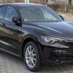 El Alfa Romeo Stelvio ha ganado admiradores gracias a su diseño atractivo y el motor Quadrifoglio de 505 caballos de fuerza. Pero a pesar de ser un SUV que ofrece emociones deportivas, su depreciación es alta. Según iSeeCars, el Stelvio pierde alrededor del 58% de su valor en cinco años. Esto se debe a la escasez de piezas y a la limitada red de concesionarios, lo que hace que la reventa sea difícil. A pesar de su motor Ferrari, la falta de soporte y los altos costos de reparación hacen que no sea una opción ideal si estás pensando en el valor a largo plazo.