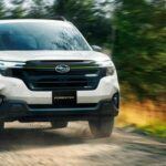 El Subaru Forester es conocido por su fiabilidad y su capacidad para adaptarse a una variedad de terrenos. Con un precio de $27,230, este SUV compacto ofrece una combinación perfecta de comodidad diaria y capacidad off-road. Su sistema de tracción total estándar lo convierte en una opción confiable para quienes disfrutan de escapadas fuera de la carretera o viven en áreas con condiciones climáticas complicadas. La suspensión del Forester proporciona un viaje suave, mientras que su versatilidad lo hace ideal para quienes necesitan más que un simple SUV urbano.