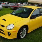 El Dodge Neon SRT-4 es uno de esos coches que sorprende con su rendimiento. Con un motor turboalimentado de 2.4 litros y 230 caballos de fuerza, este coche compacto fue diseñado para ofrecer una experiencia de conducción emocionante, sin la etiqueta de precio elevada. Fue una opción económica para aquellos que querían velocidad sin tener que pagar por un coche de lujo.

El precio de estos coches ronda entre $5,000 y $10,000, lo que lo convierte en uno de los coches deportivos más asequibles del mercado. Aunque su calidad de construcción es básica y su enfoque en lo esencial puede ser una desventaja para algunos, su popularidad entre la comunidad de tuners y su potencial como coche de colección podría hacer que este modelo se revalorice con el tiempo.