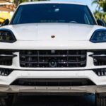 El Porsche Cayenne 2025 sigue siendo una SUV de lujo que promete una experiencia de conducción emocionante. Sin embargo, a pesar de su rendimiento, este modelo tiene un costo de mantenimiento elevado y problemas que podrían sorprender a los propietarios. Con un precio base de $88,800, este modelo se posiciona como una de las opciones más caras en su segmento. Además, su coste de reparación anual promedio de $1,231 puede convertirse rápidamente en una carga económica para los conductores. Si bien Porsche es conocido por su rendimiento superior, la frecuencia de mantenimiento hace que este modelo no sea tan atractivo a largo plazo.