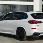 El BMW X5 sDrive40i, con un precio sugerido de 69.775 dólares, es un SUV que ofrece prestigio y acabados premium, pero tiene varias limitaciones. Según el experto Miller, es costoso de mantener y algunos conductores consideran que su manejo es menos atractivo frente a competidores de su rango. Además, como recuerda la especialista Amanda Benson, su espacio de carga reducido puede ser un problema para quienes buscan un SUV práctico además de lujoso.