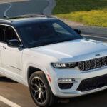 El Jeep Grand Cherokee PHEV 2025 (4xe) cuesta 60.490 $. Los críticos destacan su falta de confort y una eficiencia de combustible decepcionante en condiciones reales. Los dueños también señalan que el SUV no ofrece el valor esperado por su precio elevado.
