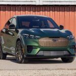 Ford ha transformado la icónica F-150 en la Lightning eléctrica, con hasta 563 CV, 775 lb-pie de par y capacidad de remolque de 10.000 libras. Su sistema Pro Power Onboard permite alimentar una casa durante cortes de luz. Además, el Mustang Mach-E GT combina estilo deportivo con 480 CV y aceleración de 0 a 100 km/h en 3,5 segundos. Con una inversión de 30.000 millones de dólares en electrificación y plantas de baterías en EE. UU., Ford apuesta por capacidad de producción y versatilidad para competir en volumen y prestaciones.