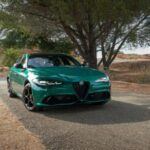 Con 184 días en los concesionarios, la Alfa Romeo Giulia sigue siendo admirada por su diseño y manejo ágil, pero la preocupación por la fiabilidad y el soporte de la red de concesionarios afecta sus ventas. Además, la preferencia del mercado por crossovers hace que este sedán pierda atractivo frente a competidores más prácticos. La Giulia sigue siendo un coche para entusiastas, pero los compradores generales buscan otras opciones.
