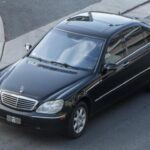 El Clase S antiguo, incluso en versiones modestas como el S350, presenta un costo promedio anual de $1,403. Aunque ofrecen confort, potencia y tecnología de su época, los propietarios deben estar preparados para reparaciones frecuentes y caras, especialmente en modelos V8 más potentes. El S550 de 2007 es un ejemplo de coche que conviene evitar si el presupuesto es limitado.