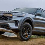 El Ford Explorer sigue siendo un clásico estadounidense con 104.929 unidades vendidas entre enero y junio. El modelo 2025 recibió un rediseño con nueva fascia, interiores más tecnológicos y una gama simplificada a cuatro versiones. Con motores que van de un eficiente 2.3 EcoBoost de 300 CV a un potente V6 de 400 CV, sigue siendo un SUV de referencia tanto para familias como para flotas policiales.