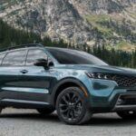 El Kia Sorento dio un gran salto de diseño en 2021, pero en 2023 empieza a mostrar carencias. Su tercera fila es estrecha e incómoda, y aunque presume de versiones híbridas con buen consumo, el confort general y el acabado interior no terminan de convencer para viajes largos. En un segmento con propuestas más amplias y refinadas, el Sorento queda a medio camino.