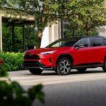 El Toyota RAV4 sigue siendo uno de los referentes en fiabilidad. Con un precio medio de 35.258 dólares y una vida útil de 14,6 años, su coste anual es de apenas 2.411 dólares. Su equilibrio entre confiabilidad, eficiencia y tecnología lo convierte en una de las opciones más recomendables del segmento.